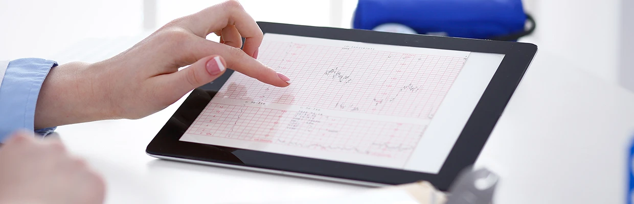 医療スタッフがタブレットで資料を見ている様子