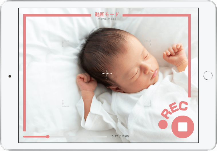 タブレットで赤ちゃんを撮影する風景